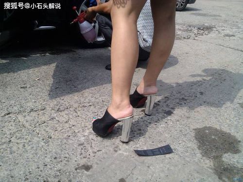 校园规则新规定，所有监考女老师不允许穿高跟鞋
